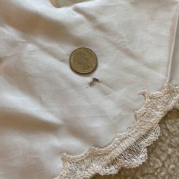 Elegant Vintage Ivory Lace Wedding Gown - Picture 15 of 16